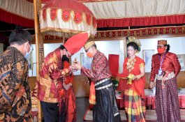 Menpan RB Dapat Keris Warisan dari Raja Gowa