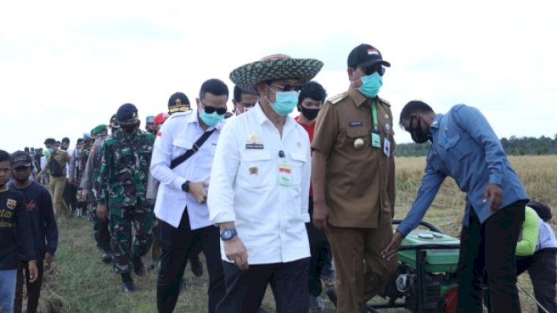 Foto-Foto Mentan SYL Naik Motor saat Kunjungan Kerja di Kalimantan Selatan