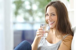 Bangun Tidur Langsung Minum Air ya! Ini Manfaatnya untuk Kesehatan Anda