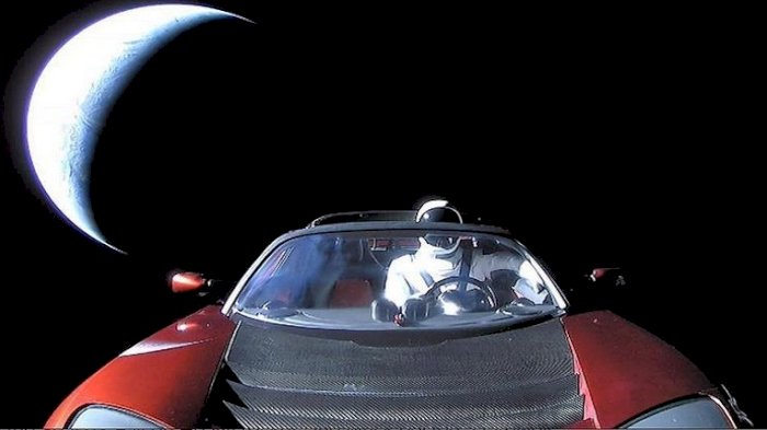  Mobil  Tesla  Roadster Tertangkap Teleskop di  Luar  Angkasa 