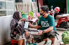 Lawan Covid-19, Mudassir Gani Berbagi Masker di Pasar Mattirowalie