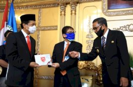 Bank Indonesia Serahkan Uang Pecahan 75 Ribu untuk Gubernur Sulsel dan Penjabat Wali Kota Makassar