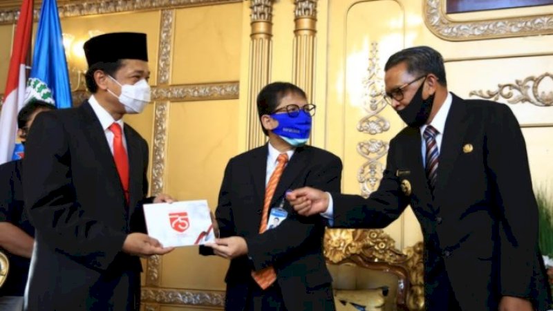 Bank Indonesia menyerahkan Uang Peringatan Kemerdekaan (UPK) 75 kepada Gubernur Sulawesi Selatan Nurdin Abdullah dan penjabat Wali Kota Makassar, Rudy Djamaluddin, Senin (17/8/2020).