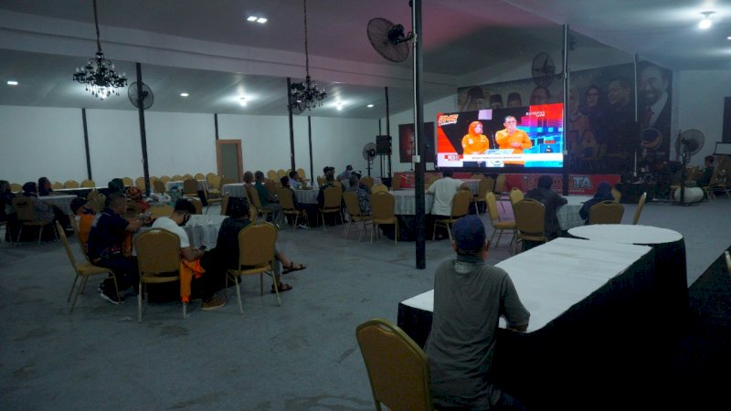 Suasana nonton bareng debat perdana Pilkada Makassar di kediaman Fatmawati.