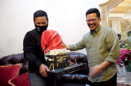 Ulang Tahun, Zunnun Bawa Kue Patonro untuk None