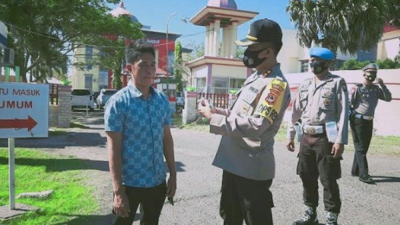 Polres Jeneponto membagikan ribuan masker gratis kepada warga dan pengunjung serta para pedagang di Pasar Karisa, Kabupaten Jeneponto, Sulawesi Selatan, Kamis (10/9/2020).