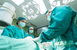 Dua Dokter Dipecat Gara-Gara Salah Operasi, Hakim: Mereka Merampok Payudara Wanita Itu