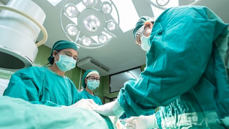 Dua Dokter Dipecat Gara-Gara Salah Operasi, Hakim: Mereka Merampok Payudara Wanita Itu