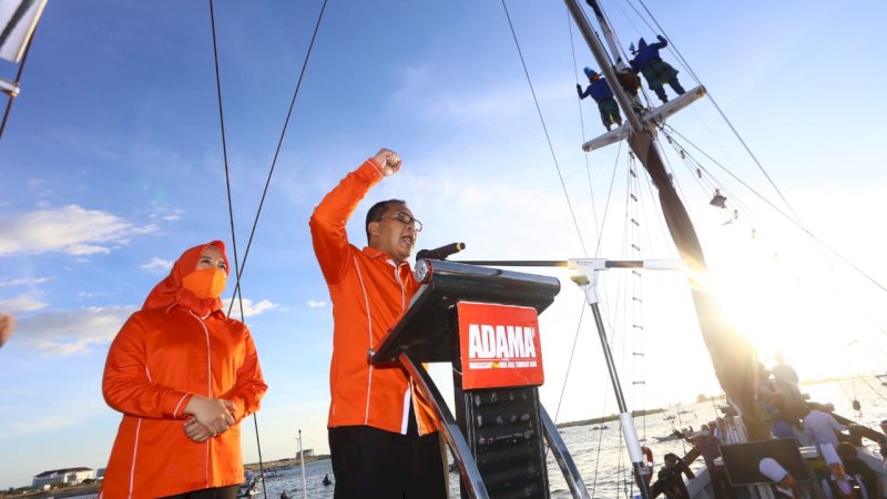 Pasangan Danny Pomanto-Fatmawati Rusdi mendeklarasikan diri di atas Perahu  Pinisi di Pantai Losari Makassar.(4/9/2020).