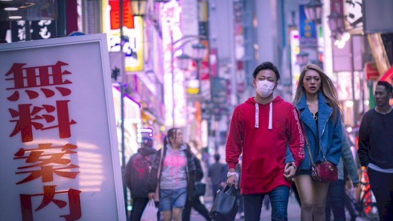 Ilustrasi seorang pria yang sedang berjalan di Harajuku mengenakan masker.(PIXABAY.com/UKI EIRI)