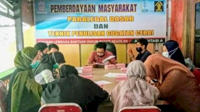 Anggota Pergerakan Mahasiswa Islam Indonesia (PMII) perwakilan tiga rayon di Universitas Puangrimaggalatung (Uniprima) mengikuti pelatihan paralegal dasar, Kamis (12/9/2020).