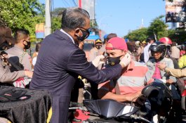 Nurdin Abdullah Pasangkan Masker ke Pengguna Jalan