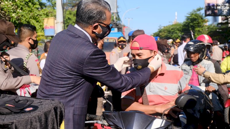 Nurdin Abdullah Pasangkan Masker ke Pengguna Jalan