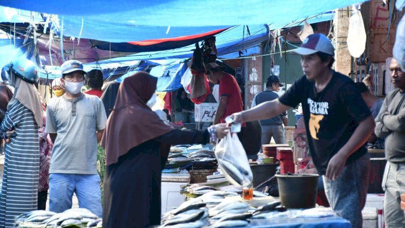 Aktivitas jual beli di salah satu pasar tradisional di Kabupaten Luwu Utara.