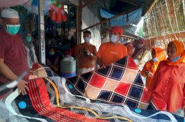 Anir Bagi-bagi Masker dan Beli Alat Rumah Tangga di Pasar Pangkajene