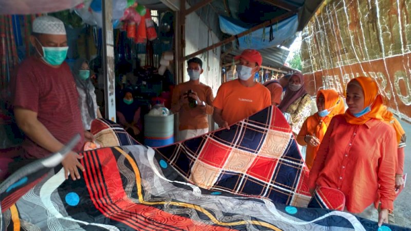 Anir Bagi-bagi Masker dan Beli Alat Rumah Tangga di Pasar Pangkajene