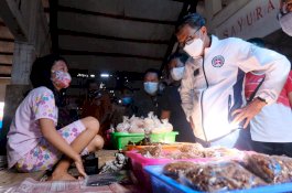  Hidupkan Ekonomi Masyarakat, Gubernur Sulsel Belanja di Pasar Sentral Selayar