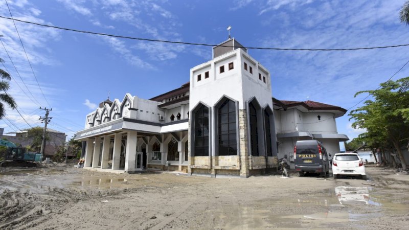 Sejumlah fasilitas dan rumah ibadah pasca banjir bandang di Luwu Utara.