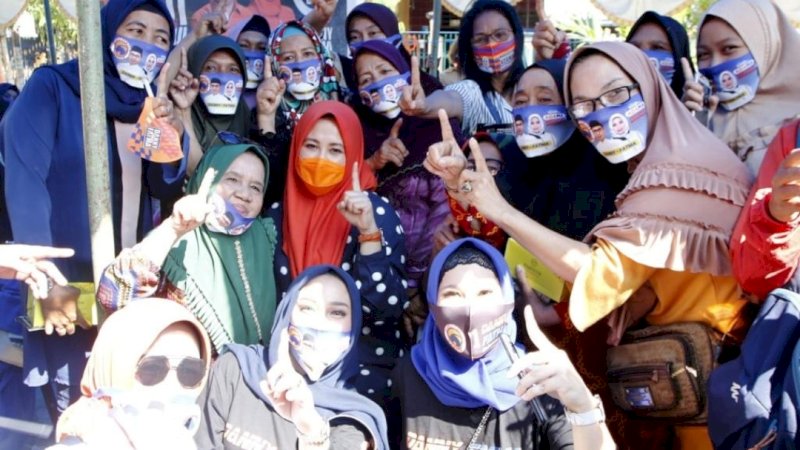 Fatmawati Rusdi berfoto bersama para pendukung perempuan di salah satu lokasi kampanye. 