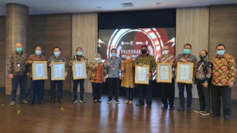 
Pelindo IV berhasil meraih penghargaan SMK3 dengan Kategori Emas untuk 166 kriteria karena memeroleh nilai di atas 85 persen pada saat audit yang dilakukan oleh PT BKI.