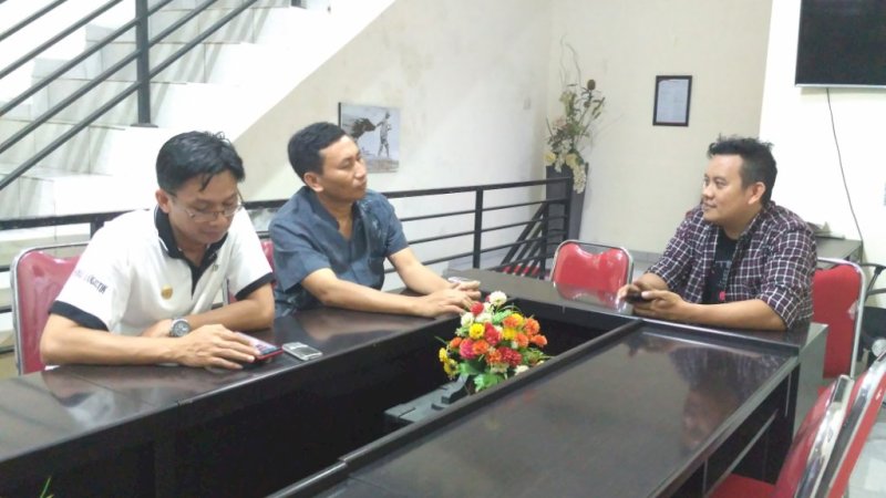 Ketua KPU Jeneponto, Muhammad Alwi (tengah) dan Pejabat Pembuat Komitmen KPU Jeneponto Arsyad (kiri).