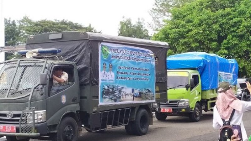 Iring-iringan kendaraan yang memuat bantuan logistik dari Pemkab Barru untuk korban banjir bandang di Luwu Utara.  