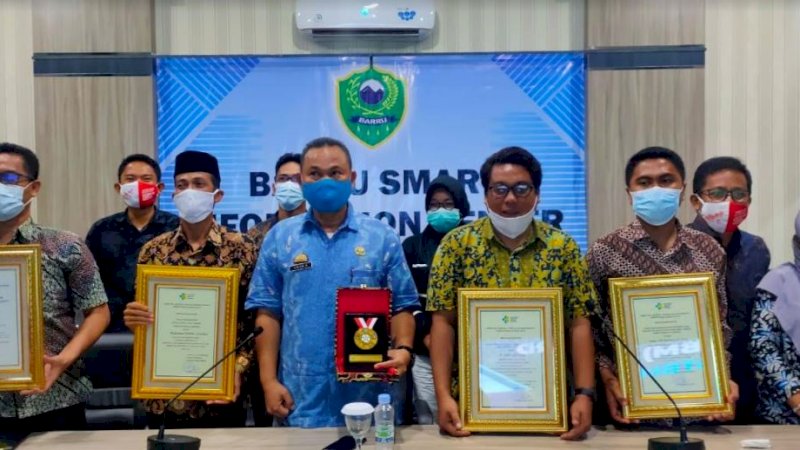Jajaran perangkat daerah mengikuti acara STBM award ini secara virtual dan diterima oleh di Ruang Basic Kantor Bupati Barru, Jumat (13/11/2020).

