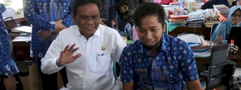 Dua Siswa SMPN 1 Beruntung Dapat Pembeli Ponsel dari Bupati Barru
