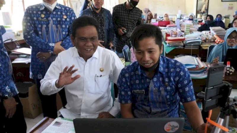 Bupati Barru, Suardi Saleh melakukan pemantauan pembelajaran jarak jauh baik dalam jaringan (daring) dan luar Jaringan (luring) di SMP Negeri I Barru, Kamis (27/8/2020).