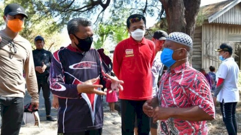 Gubernur Sulsel, Nurdin Abdullah, didampingi Pj Wali Kota Makassar, Rudy Djamaluddin, berbincang dengan warga setempat.