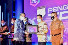 Bupati Bantaeng Terima Penghargaan Program Asuransi Pertanian dari OJK