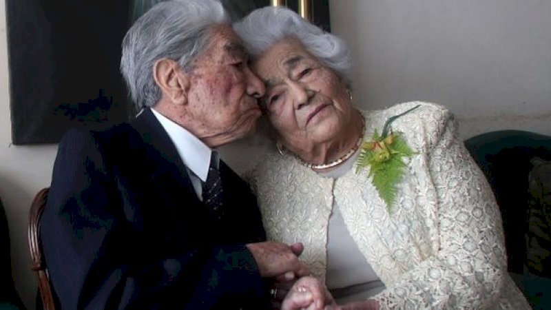 Julio Mora (110) dan Waldramina Quinteros (105), pasangan menikah tertua di dunia.. ©Dolores Ochoa/AP via CNN