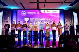 Nurdin Abdullah Serahkan Penghargaan kepada 7 Daerah Penerima TPAKD