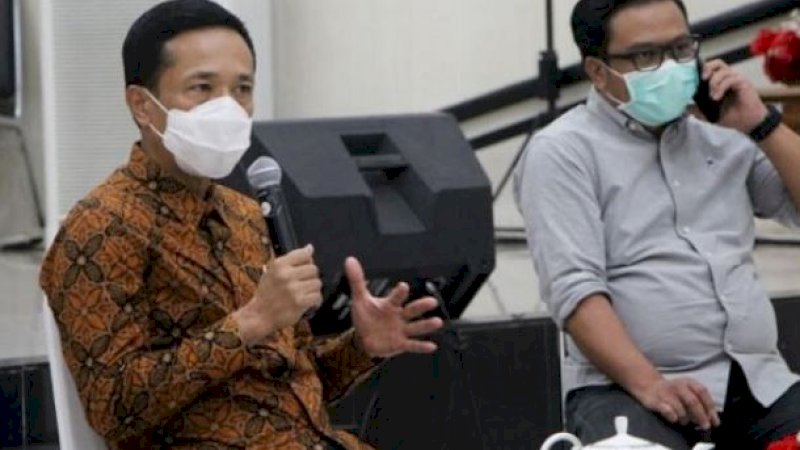 Penjabat Wali Kota Makassar, Rudy Djamaluddin (kanan).