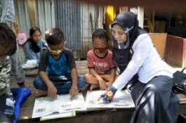 Perjuangan Guru di Bantaeng, Beri Pembelajaran Door to Door ke Rumah Siswa