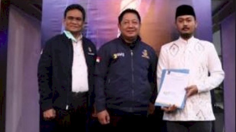 Ketua DPW NasDem Sulsel, Rusdi Masse (tengah), saat penyerahan surat rekomendasi model B.1-KWK kepada Suardi Saleh dan Andi Mirza Riogi.