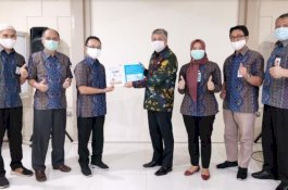 Dukung Kegiatan Strategis Ketenagalistrikan, Bupati Pinrang Terima Penghargaan dari PLN