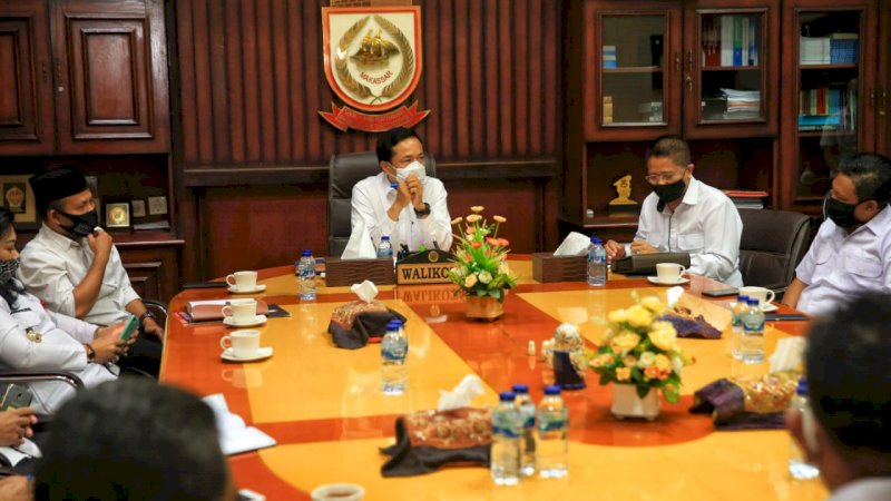 Penjabat Wali Kota Makassar, Prof Rudy Djamaluddin menerima Ketua Ikatan Alumni (IKA) Fakultas Hukum (FH) Universitas Muslim Indonesia (UMI), A Bakti Jufri bersama rombongan di ruang kerja wali kota, pada Rabu (12/8/2020). 