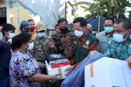 Pj Wali Kota Makassar Serahkan Bantuan untuk Korban Kebakaran Jalan Nuri