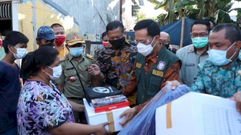Pj Wali Kota Makassar Prof Rudy Djamaluddin saat memberikan bantuan kepada korban kebakaran di mengunjungi dua korban kebakaran. di Jalan Nuri, Kamis (23/7/2020).