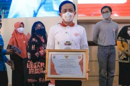 Prof Rudy Djamaluddin Raih Penghargaan di Puncak Peringatan HAN Tingkat Sulsel