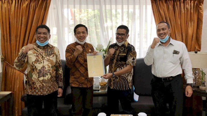 Penjabat Wali Kota Makassar Rudy Djamaluddin saat menerima surat pernyataan penyerahan lahan dari Associate Director GMTD A Eka Firman, pada Jumat (7/8).