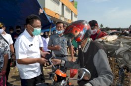 Pjs Bupati Gowa Sosialisasi Perda dan Bagikan Masker di Pasar Minasamaupa