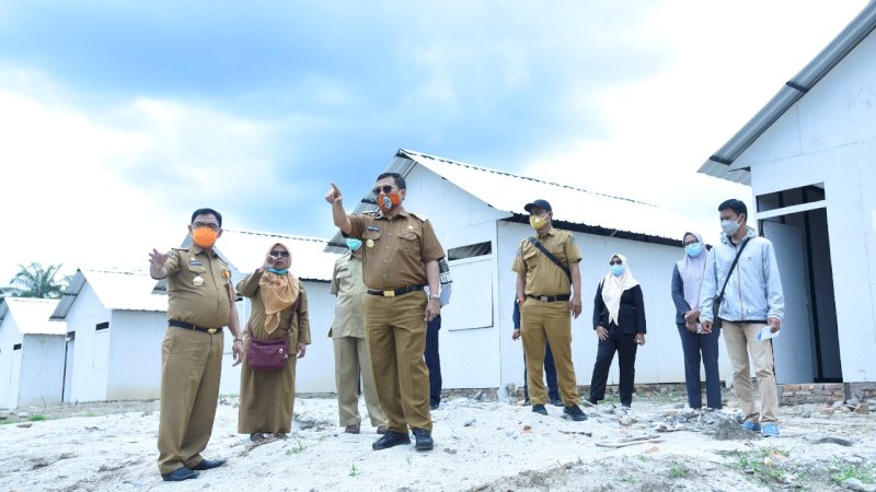 Foto: Pjs Bupati Luwu Utara Iqbal Suhaeb saat meninjau pembangunan huntap.