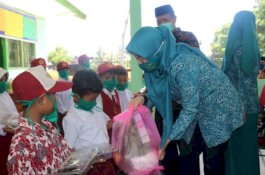 Tingkatkan Gizi Anak, PKK Bantaeng Salurkan Bantuan B2SA