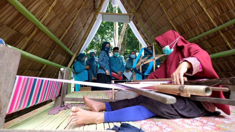 Tim Supervisi TP PKK Provinsi Sulawesi Selatan saat mengunjungi Kampung Rewako Desa Je'netallasa Kecamatan Pallagga, Jum'at (18/9).