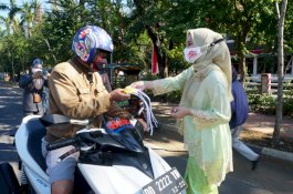 PKK Gowa Bagikan Puluhan Ribu Masker ke Masyarakat