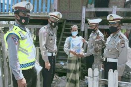 HUT Ke-65 Polantas, Personel Polres Jeneponto Sambangi Warga Kurang Mampu