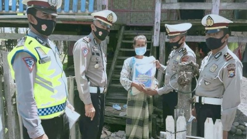 Satuan Lalu Lintas (Satlantas) Polres Jeneponto, Sulawesi Selatan, menggelar sejumlah kegiatan bakti sosial dalam rangka peringatan hari ulang tahun (HUT) Polantas ke-65 tahun 2020.