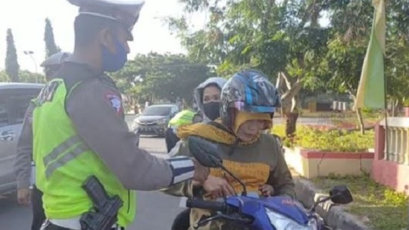 Personel Satlantas Polres Jeneponto memeriksa kelengkapan seorang pengendara.